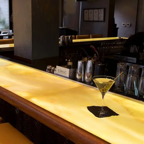 Барная стойка из оникса Honey Onyx — стойка в интерьере бара Фото 2