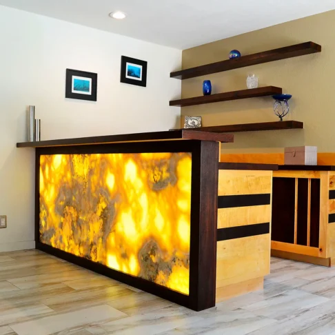 Барная стойка из оникса Honey Onyx — стойка с подсветкой в домашнем интерьере Фото 5