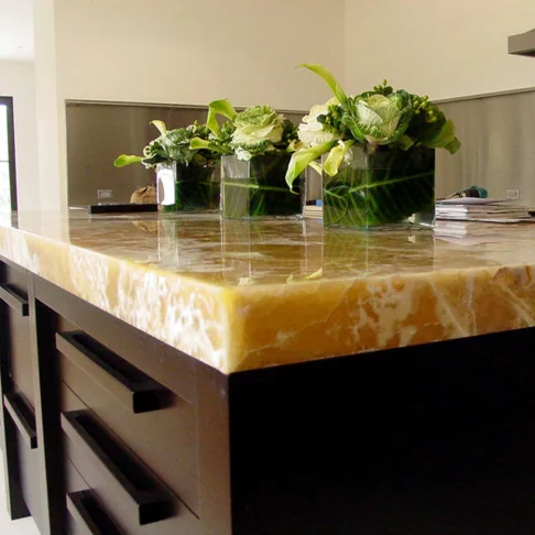 Столешница и остров из оникса Honey Onyx — кухонный остров с медовой столешницей Фото 2