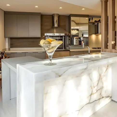 Столешница и остров из оникса White Onyx — светлый кухонный остров Фото 2