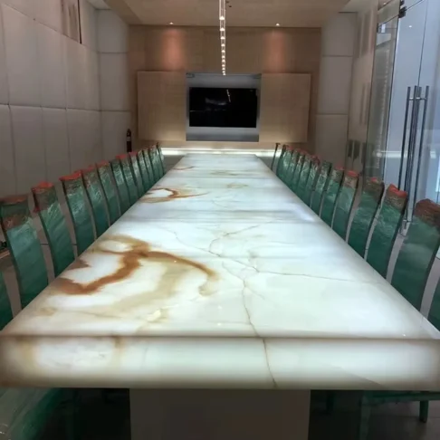 Столешница и остров из оникса White Onyx — подсвеченная столешница в обеденной зоне Фото 3