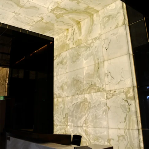 Стеновые панели из оникса White Onyx — светлые панели рядом с дверным проёмом Фото 10
