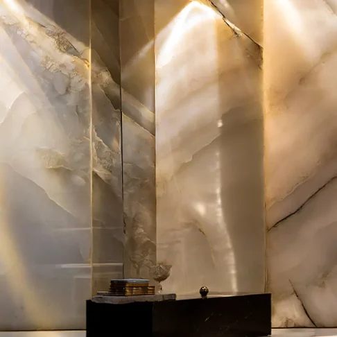 Стеновые панели из оникса White Onyx — подсвеченная облицовка угла стены Фото 11