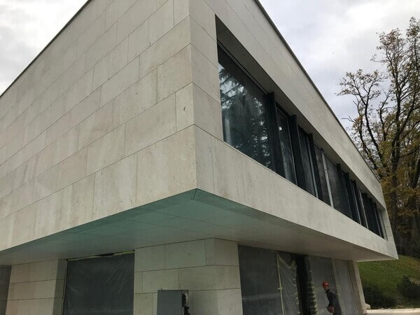 foto-10-fasad-ugol Известняк Bianco Visio Limestone от поставщика Стоко фото №10 из галереи
